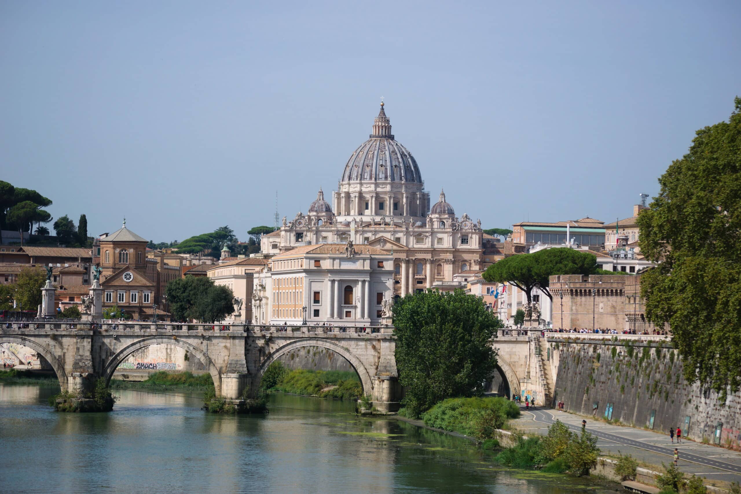 Hermosa vista de la Basílica de San Pedro en la ciudad del Vaticano, Roma, Italia. Descubre las 10 mejores iglesias católicas en Roma.