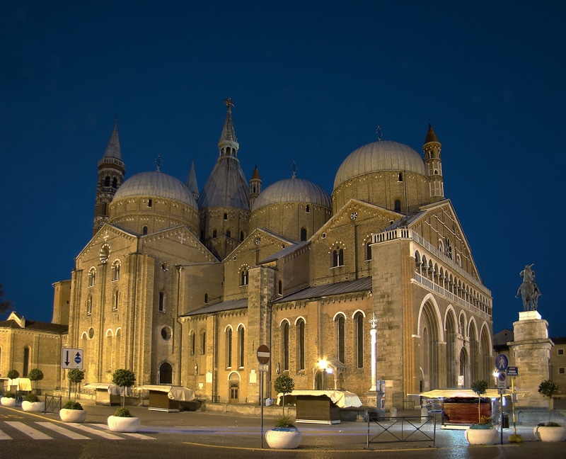 Imagen de la Basilica de San Antonio de Padua. Descubre la vida de San Antonio de Padua y las 2 Iglesias en la vida de San Antonio asociadas a ella en la aplicación de Horarios de Misa en tu celular.