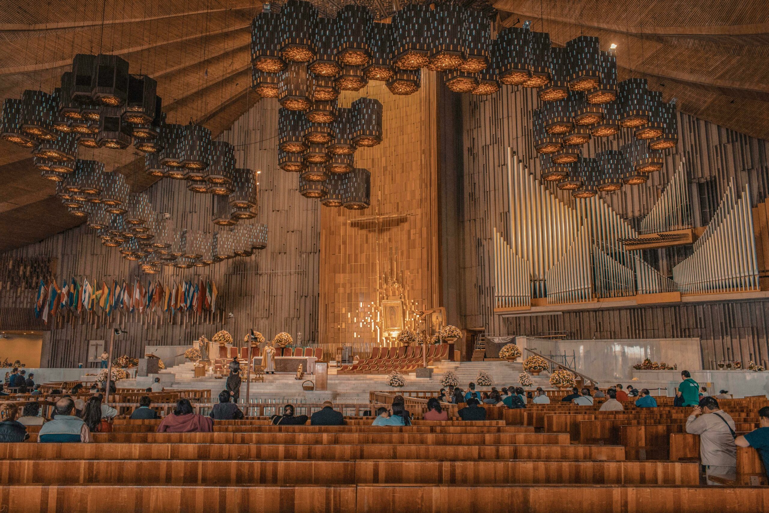 Explora la Catedral de San Patricio de Nueva York, una de las 10 mejores iglesias católicas de Nueva York. Misa cerca de mí, Horarios de Misa.