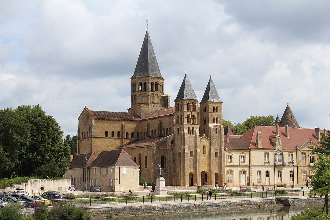 Imagen de la Basílica del Sagrado Corazón de Jesús en Paray-le-Monial, Francia. Descubre la Devoción e Historia del Sagrado Corazón, y las Iglesias asociadas a ella en la aplicación de Horarios de Misa en tu celular.