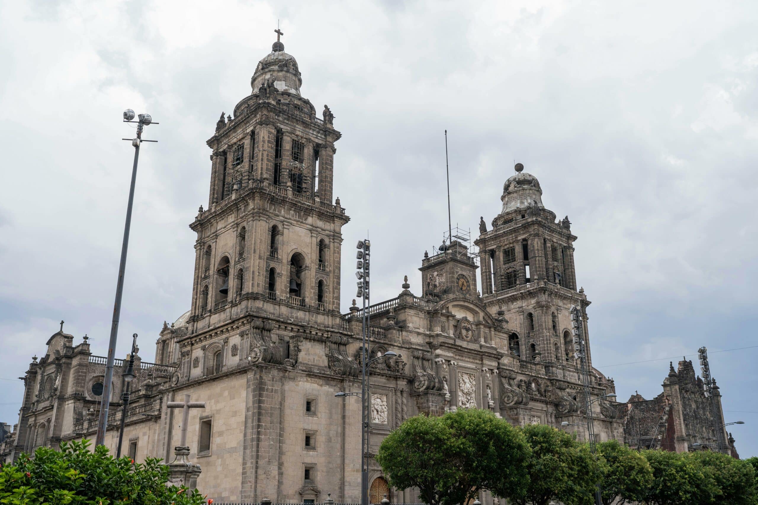 imagen Catedral Metropolitana de la Ciudad de México. Descubre las 10 Iglesias más impresionantes de Ciudad de México en la aplicación de Horarios de Misa en tu celular.