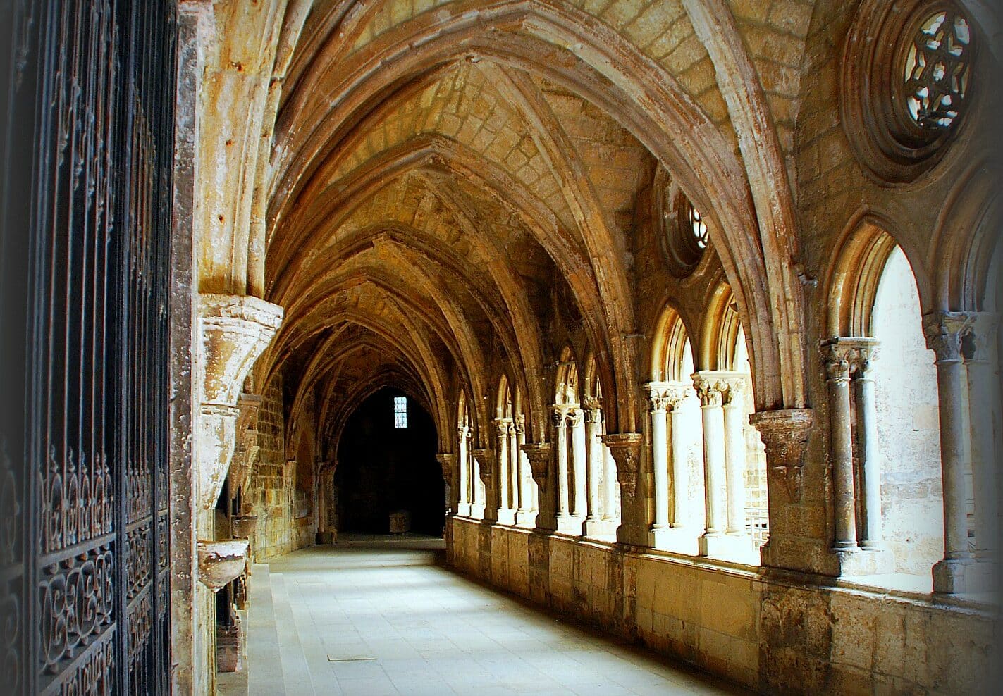 Imagen de la Catedral de Lisboa Portugal. Descubre la vida de San Antonio de Padua y las 2 Iglesias en la vida de San Antonio asociadas a ella en la aplicación de Horarios de Misa en tu celular.