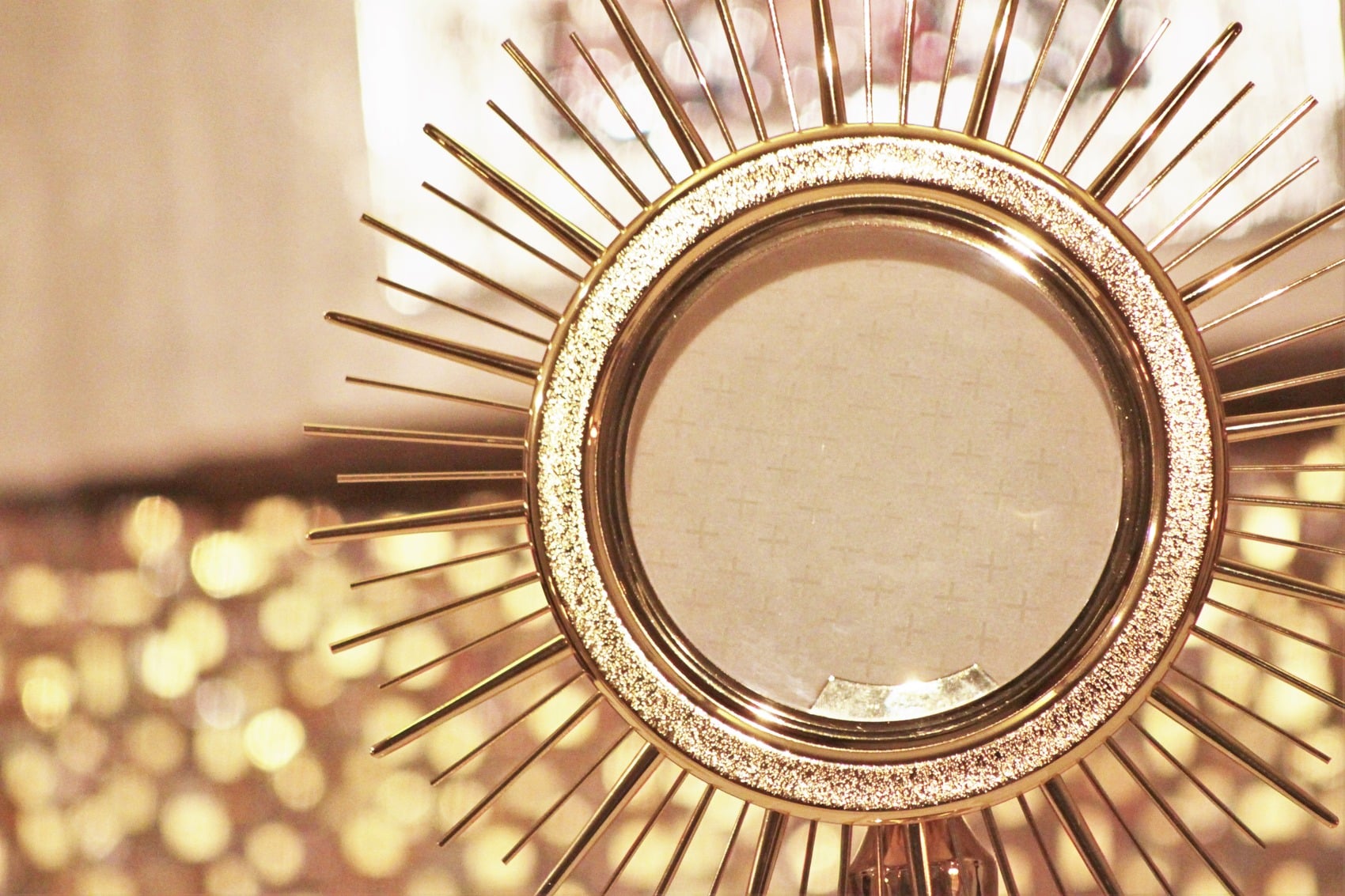 Imagen del Santisimo Sacramento expuesto. Descubre el significado de la Eucaristía, Misa, y nuestra participación en ella en nuestro artículo de las 100 frases de santos sobre la Misa. Encuentra horarios de misa, adoración, y confesión cerca tuyo en la aplicación de Horarios de Misa en tu celular.