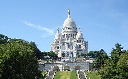 Imagen de la Basílica del Sagrado Corazón de Jesús en Paris, Francia. Descubre la Devoción e Historia del Sagrado Corazón, y las Iglesias asociadas a ella en la aplicación de Horarios de Misa en tu celular.