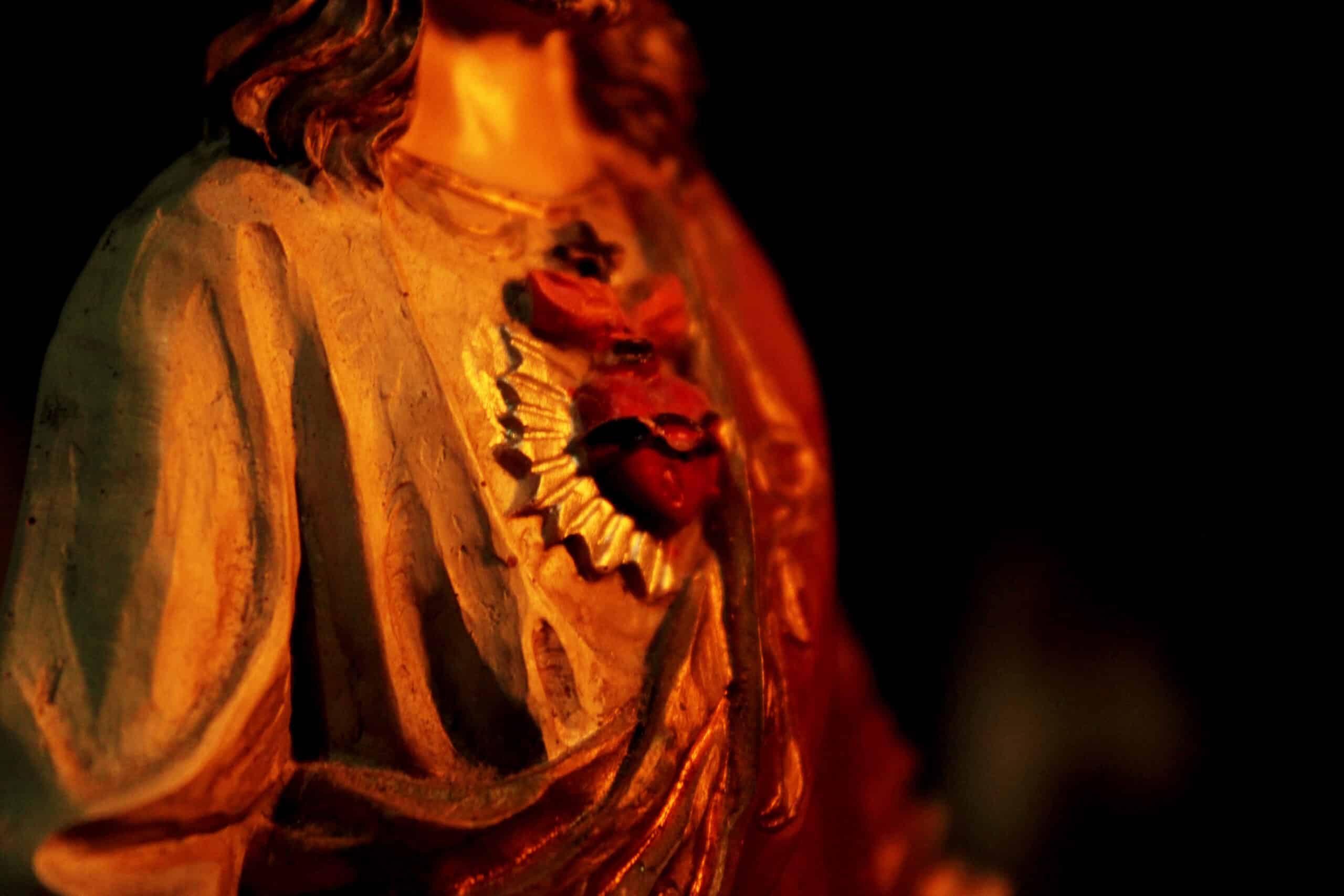 Imagen del Sagrado Corazón de Jesús. Descubre la Devoción e Historia del Sagrado Corazón, y las Iglesias asociadas a ella en la aplicación de Horarios de Misa en tu celular.