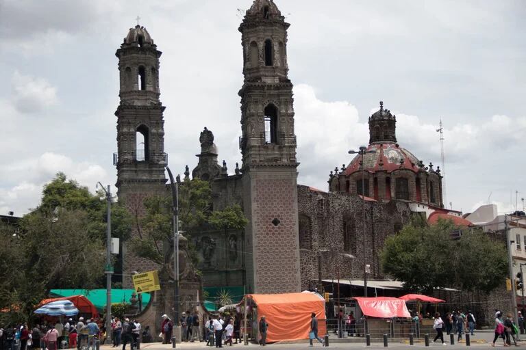 imagen Templo de San Hipólito y Casiano de la Ciudad de México. Descubre las 10 Iglesias más impresionantes de Ciudad de México en la aplicación de Horarios de Misa en tu celular.