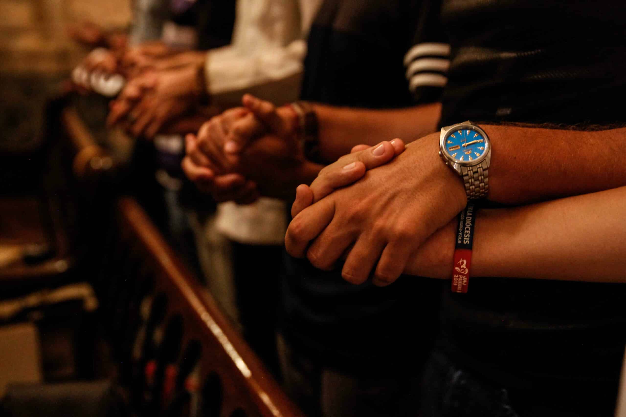 Unidos en Oración. Oraciones Catolicas para pedir un Milagro Urgente. Usa este artículo cuando lo necesites, y lee otros de nuestros artículos en la página web de Horarios de Misa.