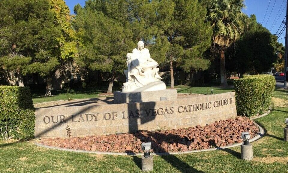 Imagen de: Our Lady of Las Vegas catholic church. Descubre 10 Opciones de Iglesias Católicas en Las Vegas. Descarga Horarios de Misa en tu celular hoy!