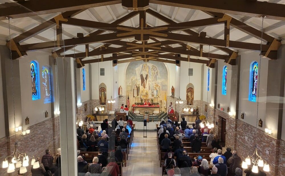 Imagen de: St Joan of Arc Catholic Church. Descubre 10 Opciones de Iglesias Católicas en Las Vegas. Descarga Horarios de Misa en tu celular hoy!