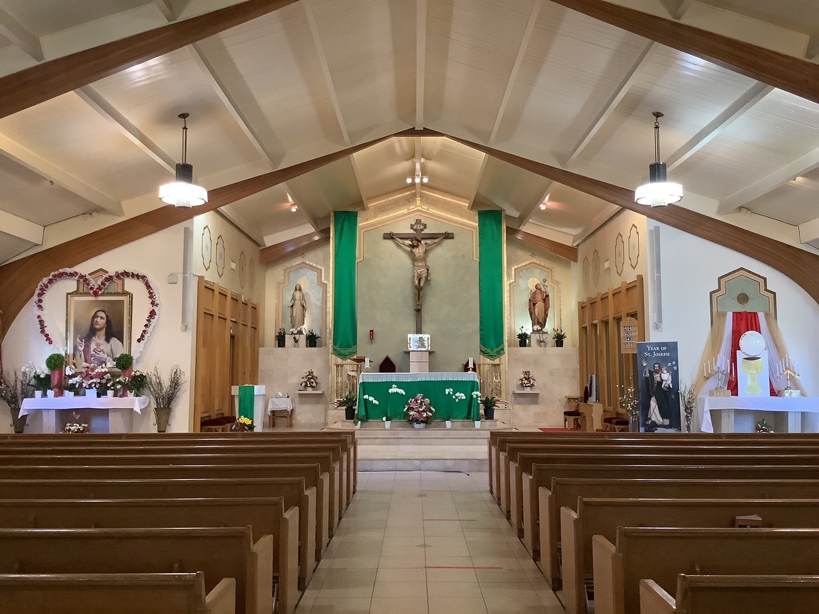 Imagen de: St. Christopher Catholic Church. Descubre 10 Opciones de Iglesias Católicas en Las Vegas. Descarga Horarios de Misa en tu celular hoy!