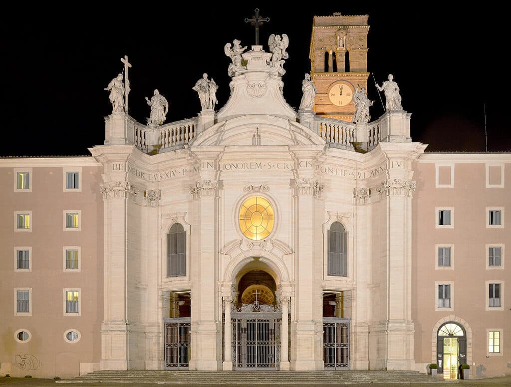 Basílica de la Santa Cruz en Jerusalén. Cruz de Cristo. Horarios de Misa