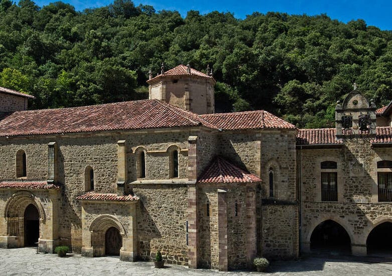 El Monasterio de Santo Toribio de Liébana en Cantabria, España .