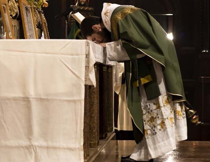 Ritos Iniciales-Incensación del altar