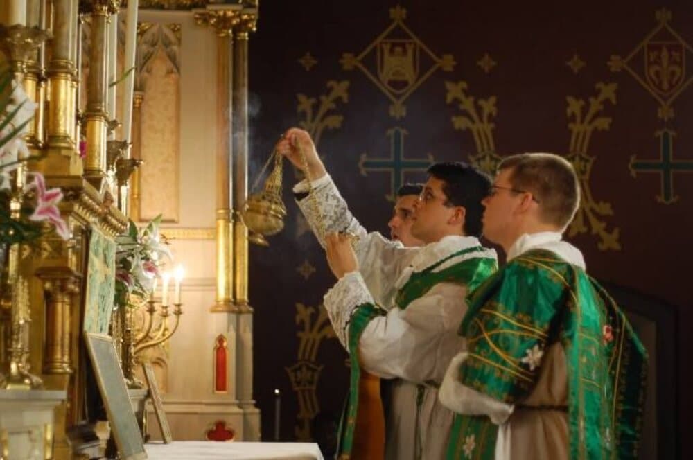 Ritos Iniciales-Incensación del altar