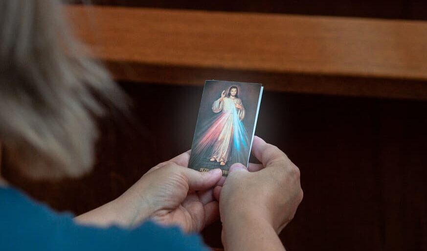 Mujer sosteniendo Divina Misericordia. Coronilla de la Divina Misericordia.